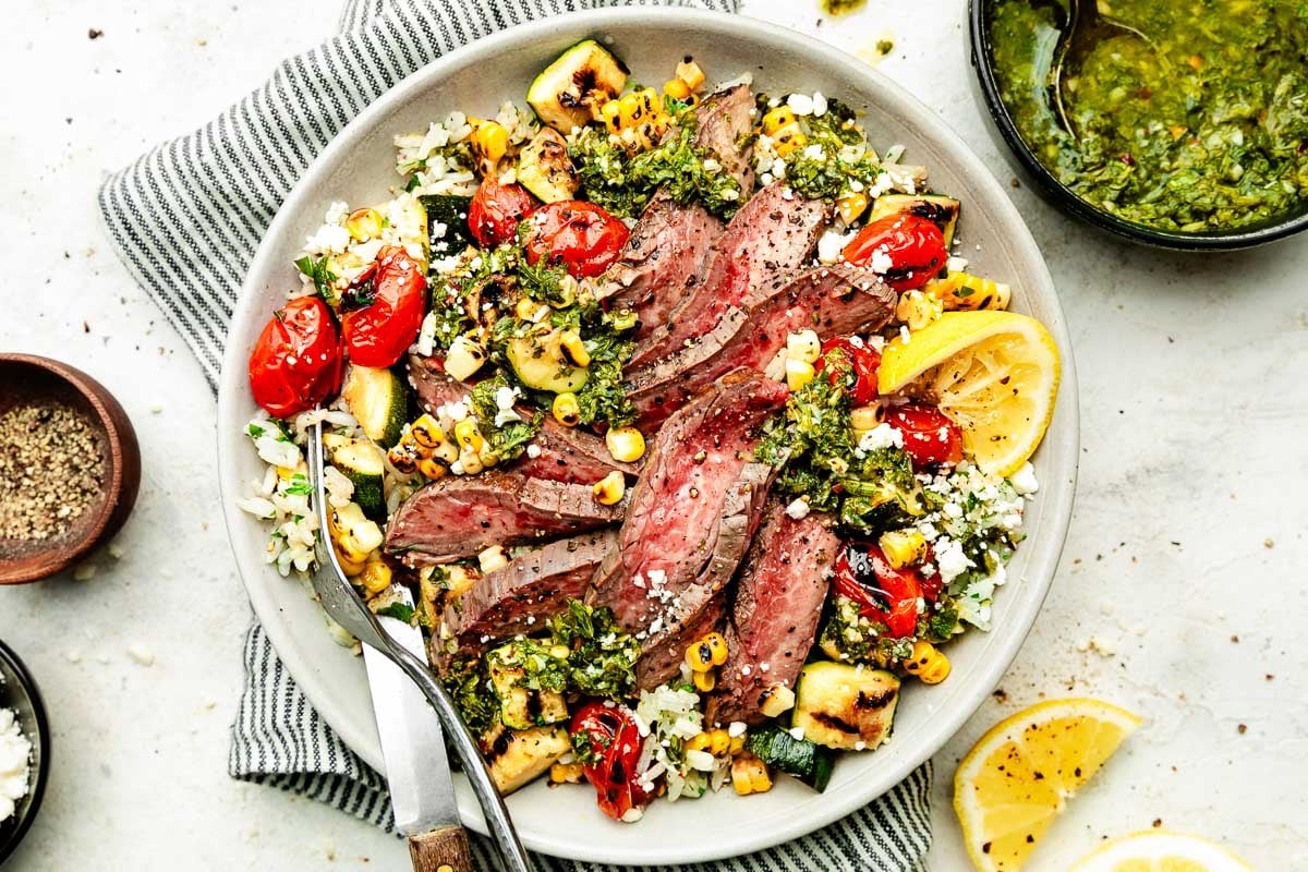 Tazones de fideos con remolacha, bistec y chimichurri