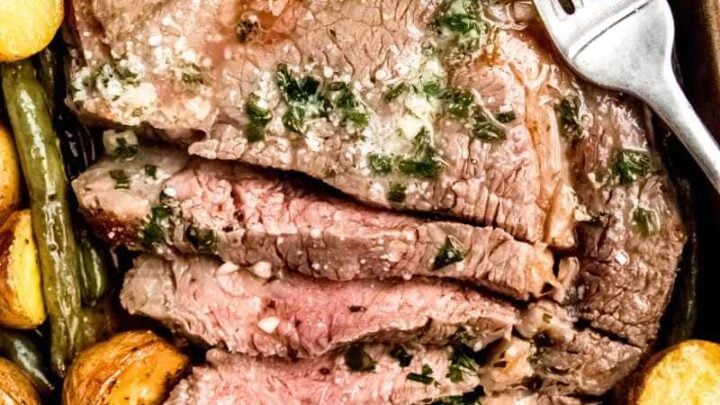 Filete y patatas con mantequilla de ajo en sartén